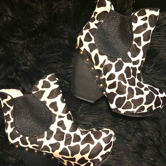 🔥SOLD🔥Rare- Irregular Choice Cow Kiss Print Ankle Boots - Picture 3 of 11